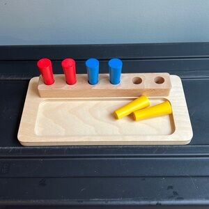 Montikids peg box toy
